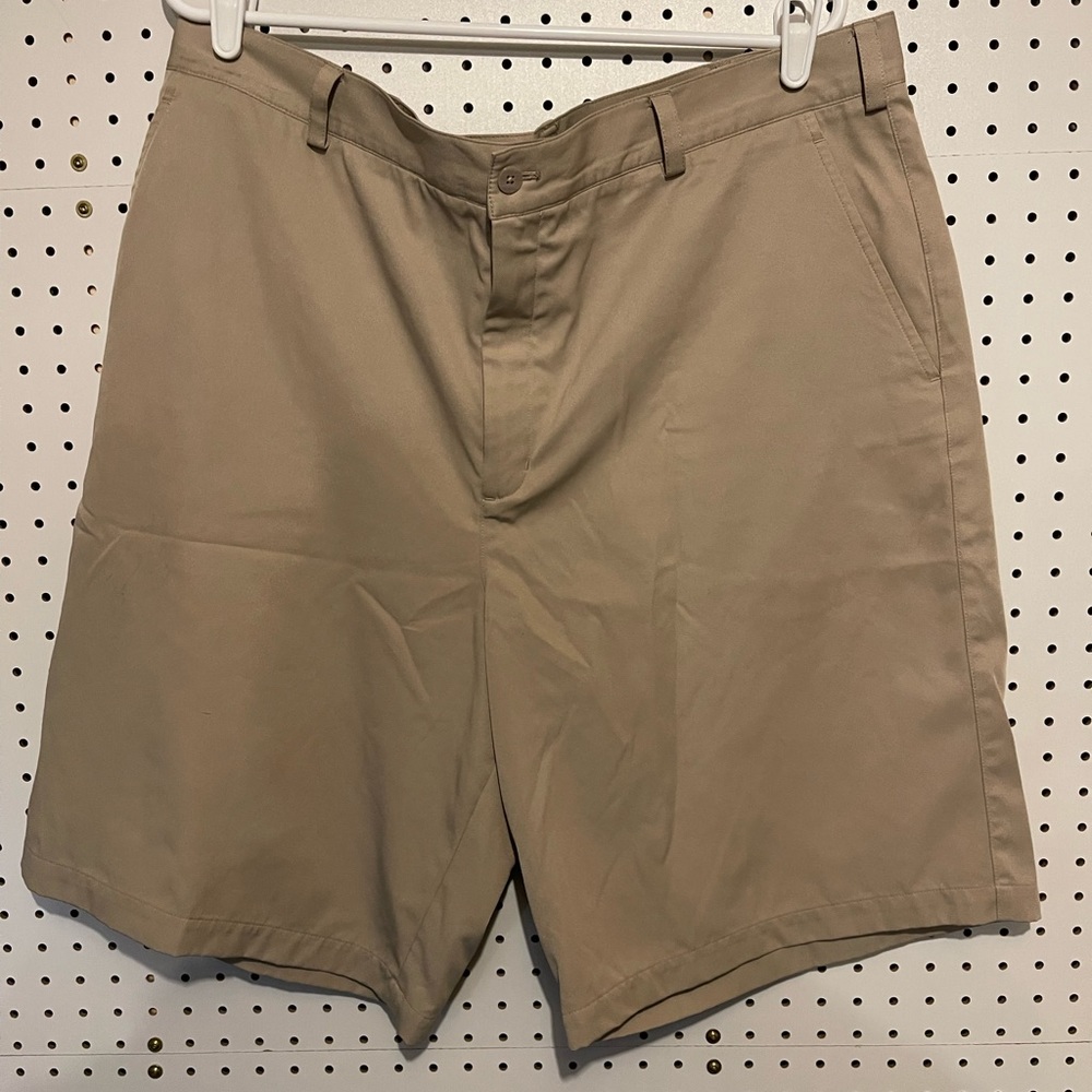 Nike golf shorts khaki size 40 euc worn once